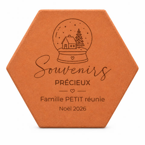 Tomette de Noël personnalisée « Souvenirs précieux », Famille Petit et boule à neige gravées, sur fond blanc.