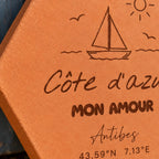 Gros plan sur le voilier, le soleil et les mots Côte d’Azur mon amour gravés.