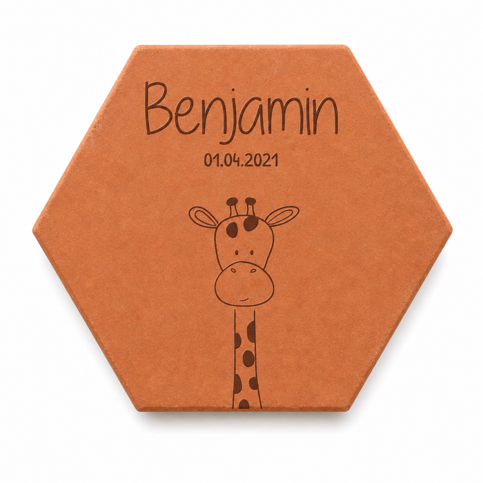 Cadeau de naissance avec tomette hexagonale personnalisée, terre cuite de Salernes gravée au laser, motif girafe prénom.