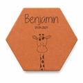 Cadeau de naissance avec tomette hexagonale personnalisée, terre cuite de Salernes gravée au laser, motif girafe prénom.