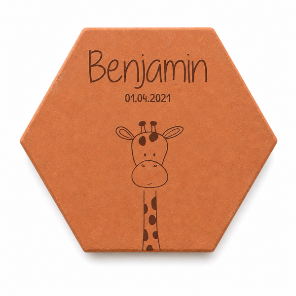 Cadeau de naissance avec tomette hexagonale personnalisée, terre cuite de Salernes gravée au laser, motif girafe prénom.