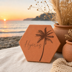 Souvenir de vacances : tomette hexagonale personnalisée en terre cuite de Salernes gravée au laser, photo plage coucher de soleil.