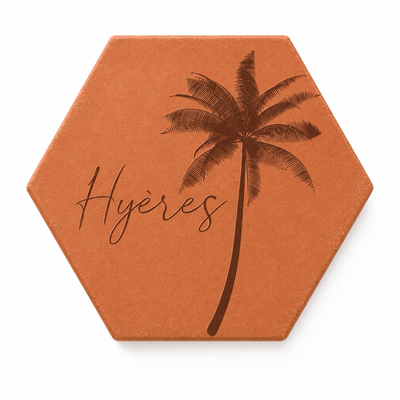 Souvenir de vacances : tomette hexagonale personnalisée en terre cuite de Salernes gravée au laser, photo plage coucher de soleil.