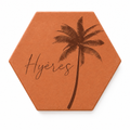 Souvenir de vacances : tomette hexagonale personnalisée en terre cuite de Salernes gravée au laser, photo plage coucher de soleil.