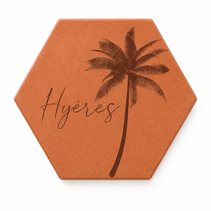Souvenir de vacances : tomette hexagonale personnalisée en terre cuite de Salernes gravée au laser, photo plage coucher de soleil.