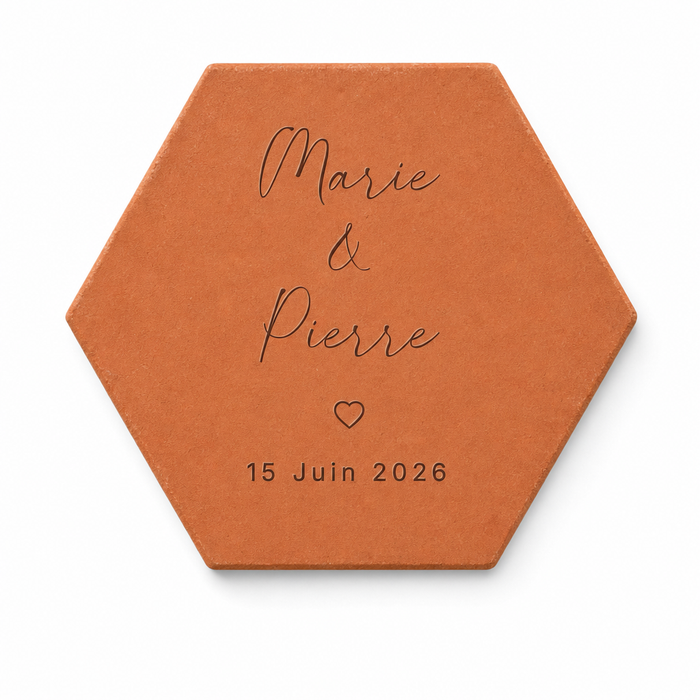 Mariage : tomette hexagonale personnalisée, terre cuite de Salernes gravée au laser, décor épuré.