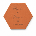 Mariage : tomette hexagonale personnalisée, terre cuite de Salernes gravée au laser, décor épuré.