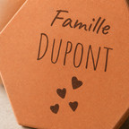 Cadeau famille pour la fête des mères : tomette hexagonale personnalisée, terre cuite de Salernes gravée au laser.
