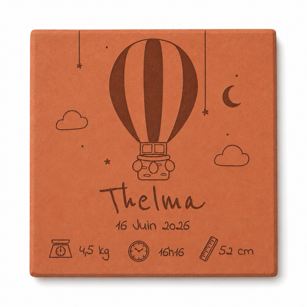 Naissance : tomette hexagonale personnalisée en terre cuite de Salernes gravée au laser, en chambre de bébé.