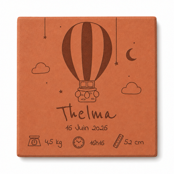 Naissance : tomette hexagonale personnalisée en terre cuite de Salernes gravée au laser, en chambre de bébé.