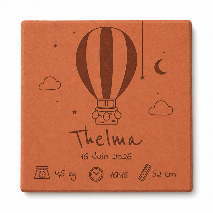Naissance : tomette hexagonale personnalisée en terre cuite de Salernes gravée au laser, en chambre de bébé.