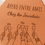 Apéro entre amis : tomette hexagonale personnalisée, terre cuite de Salernes gravée au laser pour une crémaillère.