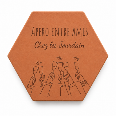 Apéro entre amis : tomette hexagonale personnalisée, terre cuite de Salernes gravée au laser pour une crémaillère.