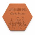 Apéro entre amis : tomette hexagonale personnalisée, terre cuite de Salernes gravée au laser pour une crémaillère.