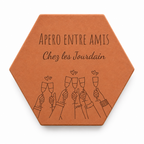 Apéro entre amis : tomette hexagonale personnalisée, terre cuite de Salernes gravée au laser pour une crémaillère.