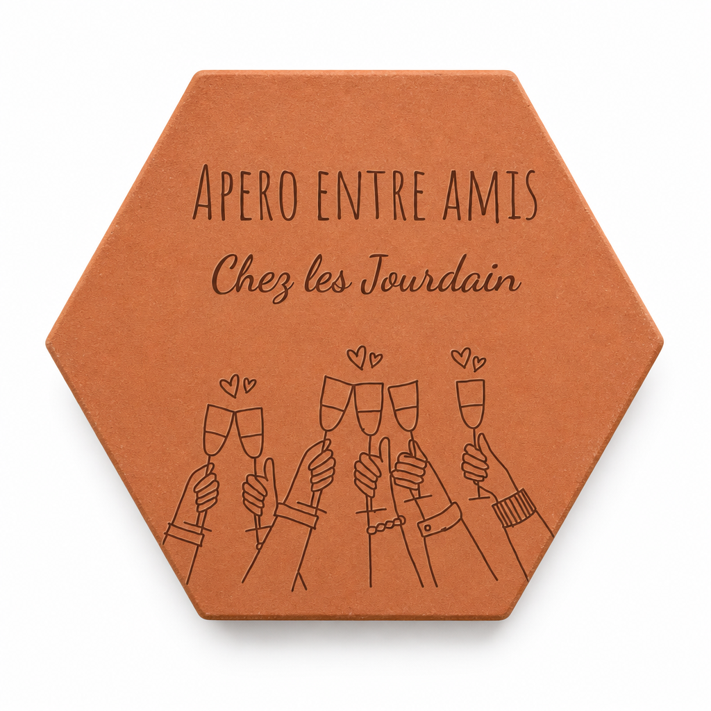 Apéro entre amis : tomette hexagonale personnalisée, terre cuite de Salernes gravée au laser pour une crémaillère.