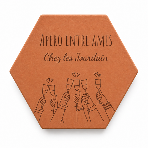 Cadeau de crémaillère entre amis : tomette « Apéro entre amis, Chez les Jourdain » et verres qui trinquent gravés, sur fond blanc.