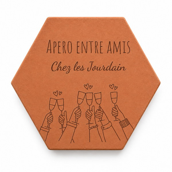 Apéro entre amis : tomette hexagonale personnalisée, terre cuite de Salernes gravée au laser pour une crémaillère.