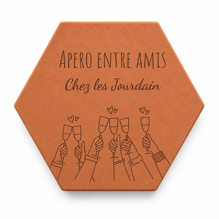 Apéro entre amis : tomette hexagonale personnalisée, terre cuite de Salernes gravée au laser pour une crémaillère.