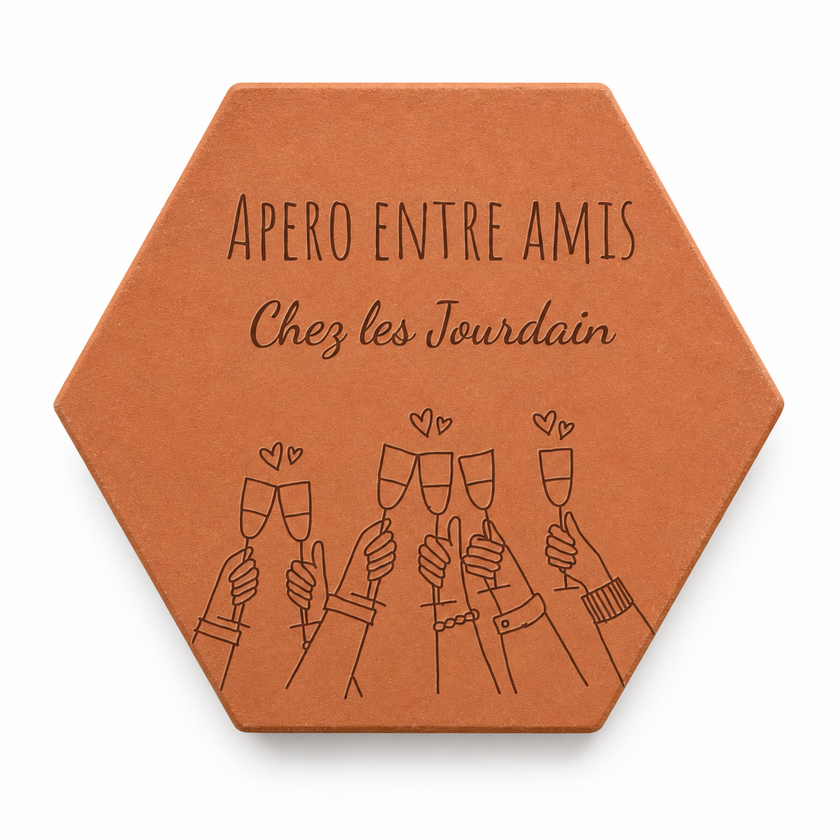 Housewarming gift for friends: tomette engraved with “Apéro entre amis, Chez les Jourdain” and clinking glasses, on a white background.