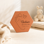 Cadeau de naissance en chambre de bébé, tomette hexagonale personnalisée en terre cuite de Salernes gravée au laser.