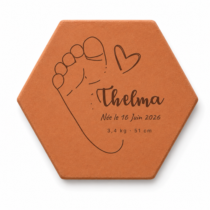 Cadeau de naissance en chambre de bébé, tomette hexagonale personnalisée en terre cuite de Salernes gravée au laser.