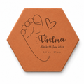 Cadeau de naissance en chambre de bébé, tomette hexagonale personnalisée en terre cuite de Salernes gravée au laser.