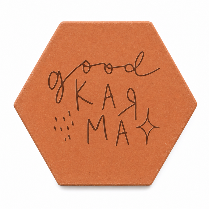 Cadeau de crémaillère : tomette hexagonale personnalisée en terre cuite de Salernes gravée au laser, ambiance pastel.