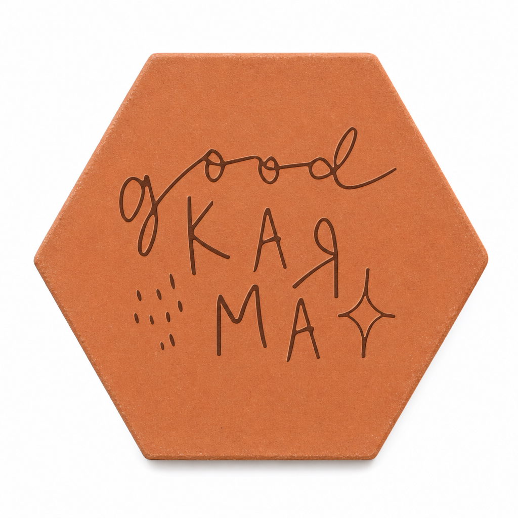 Cadeau de crémaillère : tomette hexagonale personnalisée en terre cuite de Salernes gravée au laser, ambiance pastel.