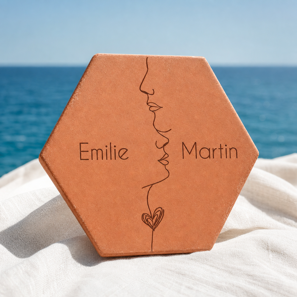Mariage : tomette hexagonale personnalisée, terre cuite de Salernes gravée au laser, avec couple enlacé sur fond mer et ciel bleu.