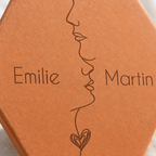 Mariage : tomette hexagonale personnalisée, terre cuite de Salernes gravée au laser, avec couple enlacé sur fond mer et ciel bleu.