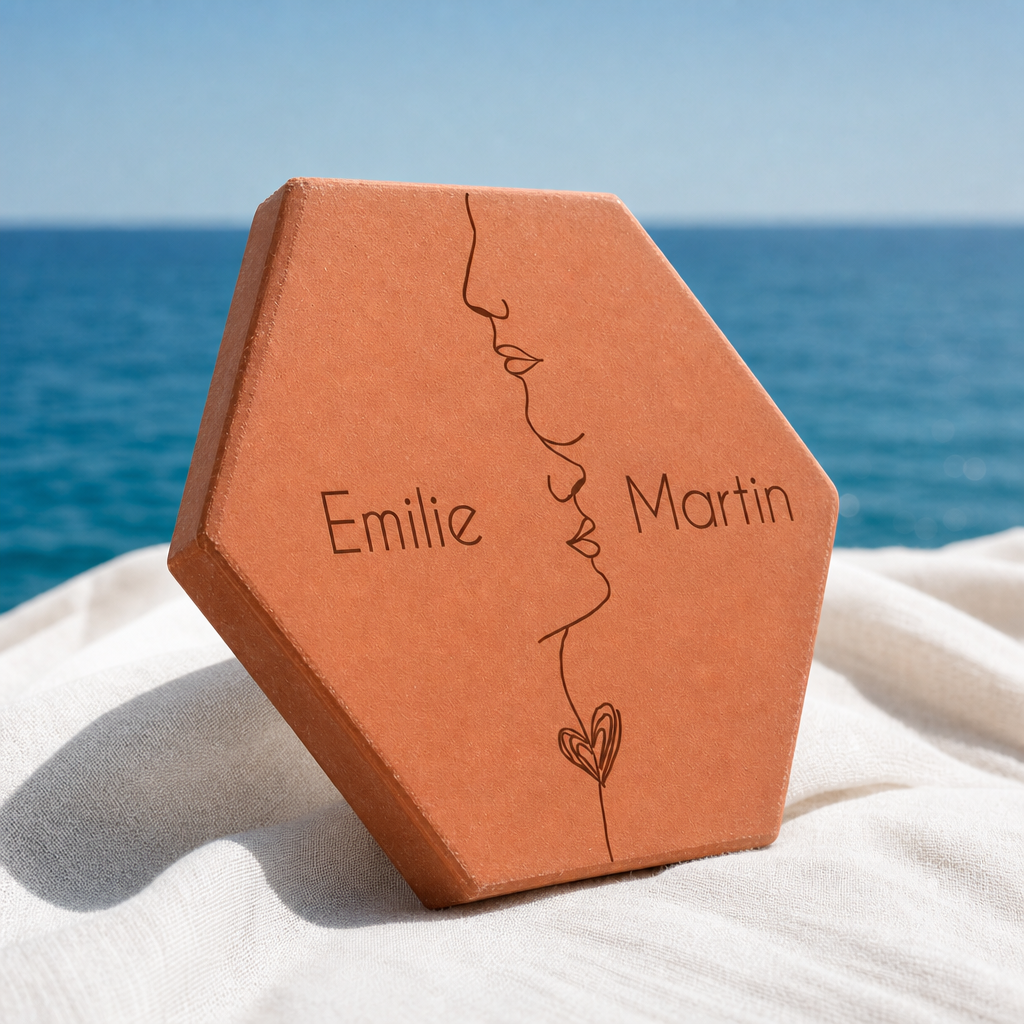 Mariage : tomette hexagonale personnalisée, terre cuite de Salernes gravée au laser, avec couple enlacé sur fond mer et ciel bleu.