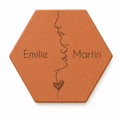 Mariage : tomette hexagonale personnalisée, terre cuite de Salernes gravée au laser, avec couple enlacé sur fond mer et ciel bleu.