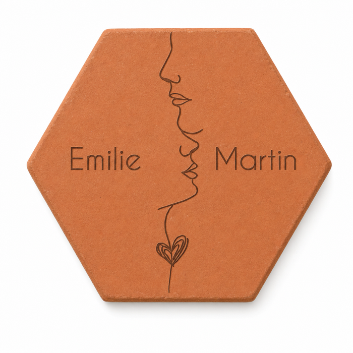 Mariage : tomette hexagonale personnalisée, terre cuite de Salernes gravée au laser, avec couple enlacé sur fond mer et ciel bleu.
