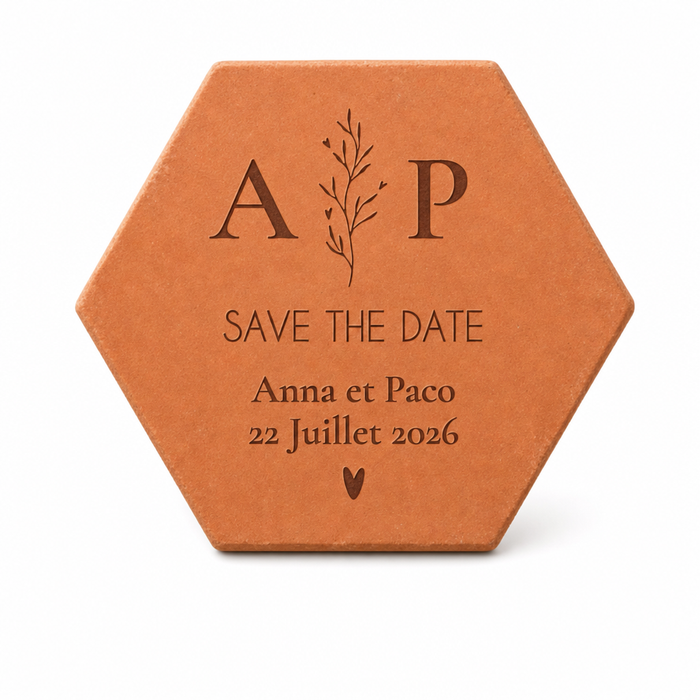 Mariage chic : tomette hexagonale personnalisée en terre cuite de Salernes gravée au laser, sur table épurée.