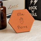 Mariage rock'n'roll : tomette hexagonale personnalisée en terre cuite de Salernes gravée au laser.