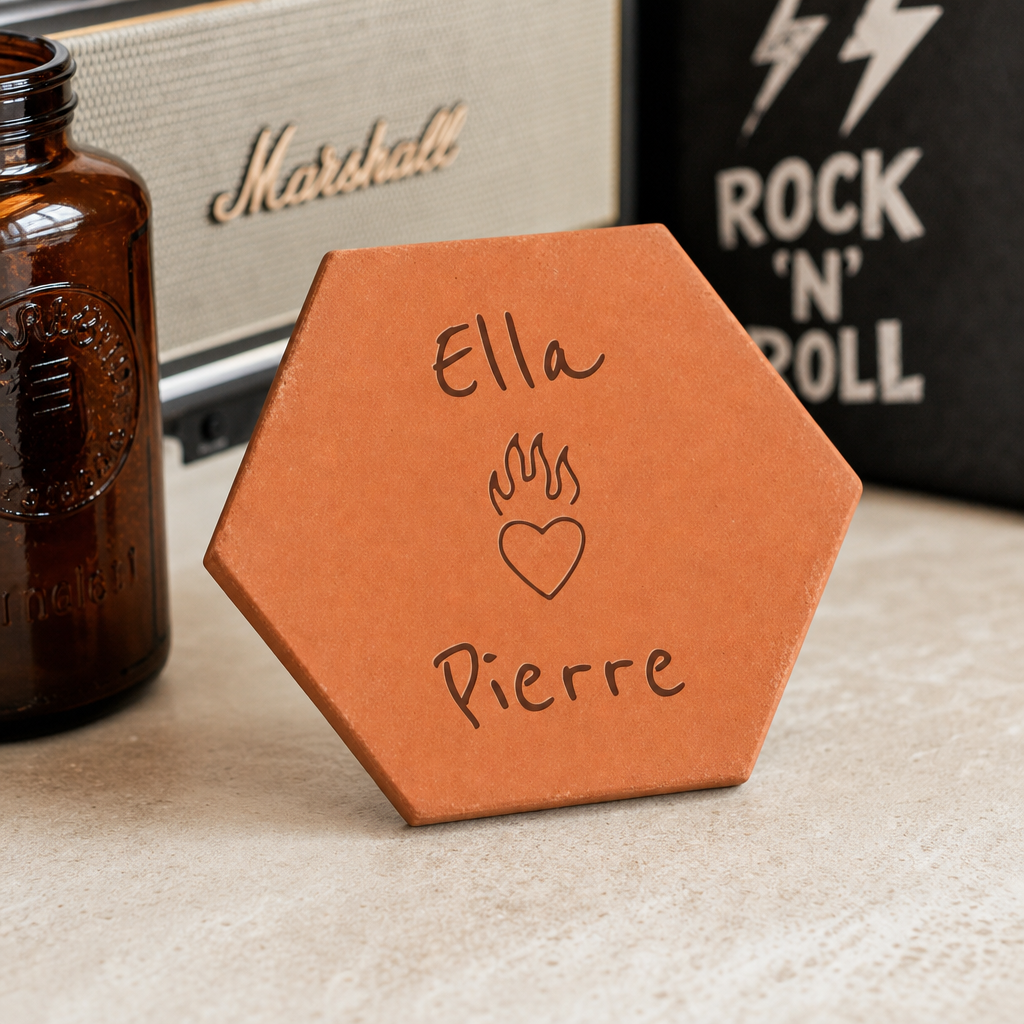 Mariage rock'n'roll : tomette hexagonale personnalisée en terre cuite de Salernes gravée au laser.