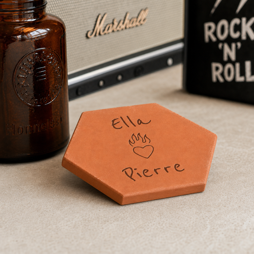 Mariage rock'n'roll : tomette hexagonale personnalisée en terre cuite de Salernes gravée au laser.