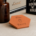 Mariage rock'n'roll : tomette hexagonale personnalisée en terre cuite de Salernes gravée au laser.
