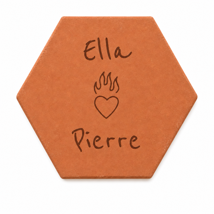 Mariage rock'n'roll : tomette hexagonale personnalisée en terre cuite de Salernes gravée au laser.
