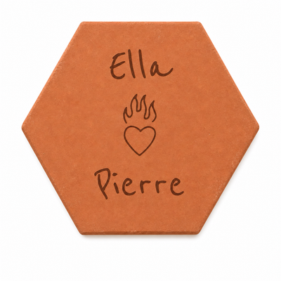 Mariage rock'n'roll : tomette hexagonale personnalisée en terre cuite de Salernes gravée au laser.