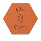 Mariage rock'n'roll : tomette hexagonale personnalisée en terre cuite de Salernes gravée au laser.