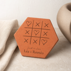 Mariage ou crémaillère : tomette hexagonale personnalisée en terre cuite de Salernes gravée au laser.
