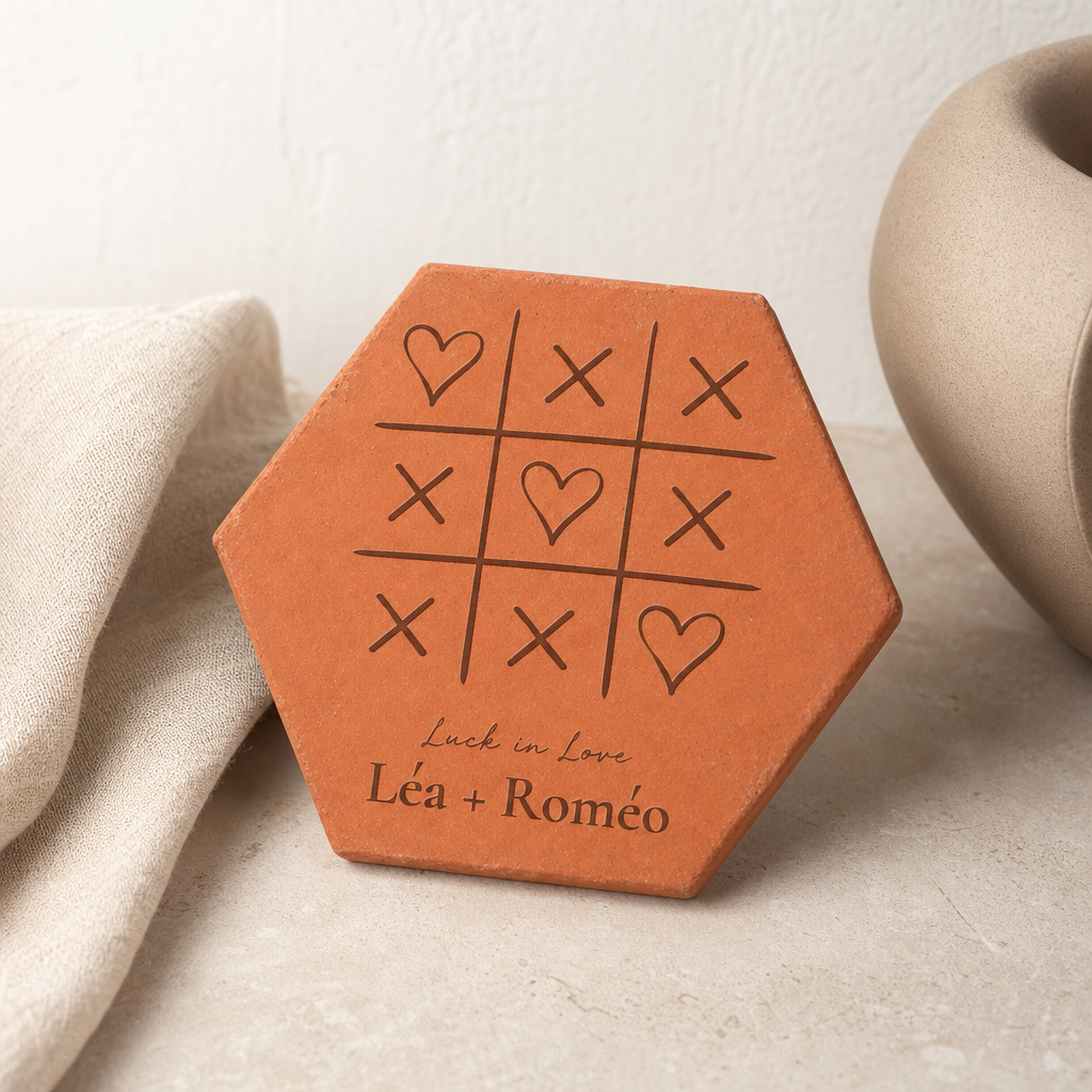 Mariage ou crémaillère : tomette hexagonale personnalisée en terre cuite de Salernes gravée au laser.
