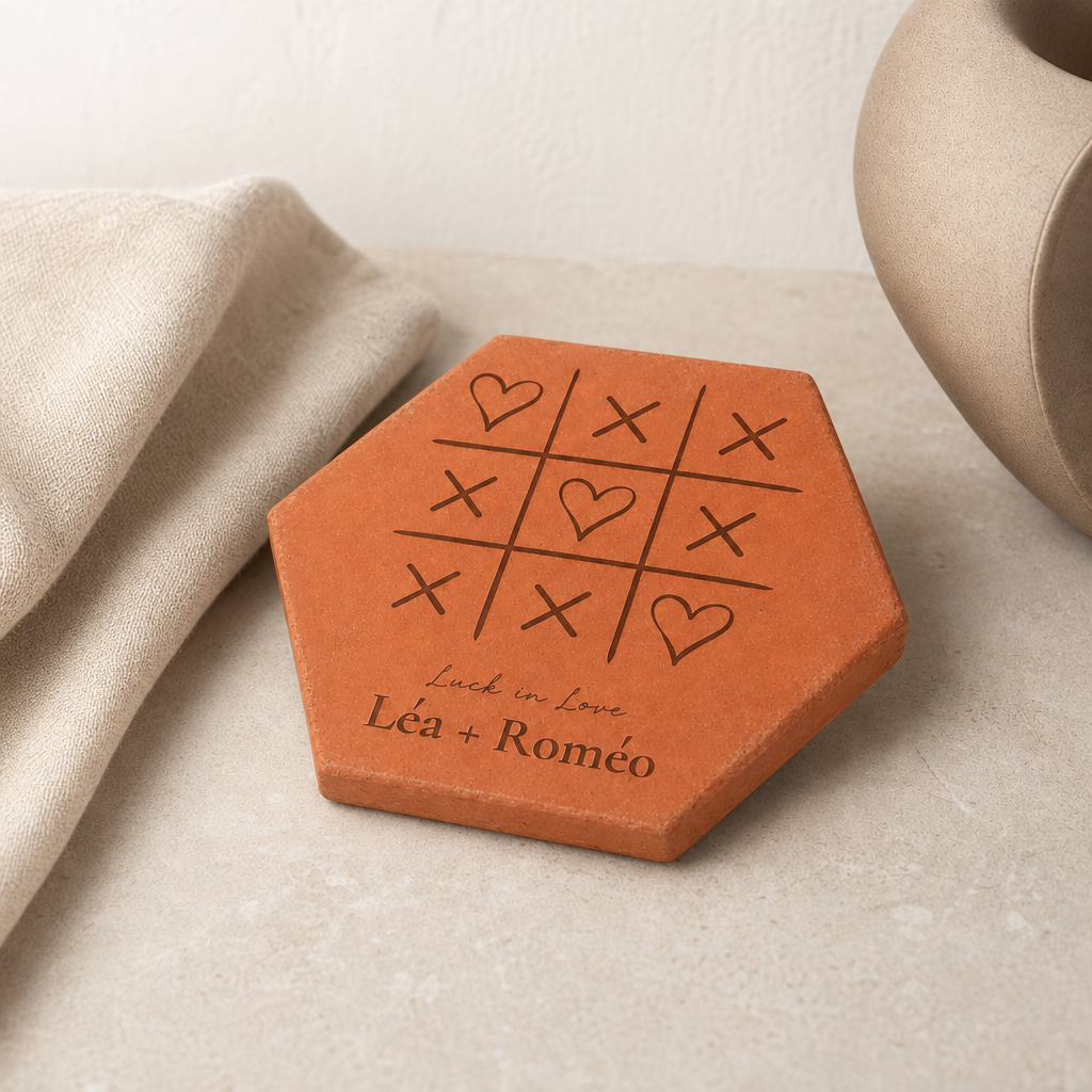 Mariage ou crémaillère : tomette hexagonale personnalisée en terre cuite de Salernes gravée au laser.