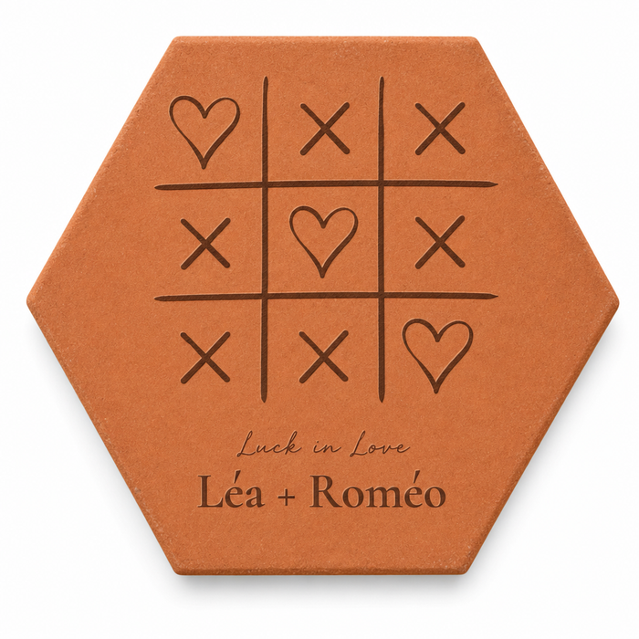 Mariage ou crémaillère : tomette hexagonale personnalisée en terre cuite de Salernes gravée au laser.