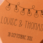 Cadeau mariage personnalisé : tomette hexagonale personnalisée, terre cuite de Salernes gravée au laser, ambiance moderne.