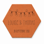 Cadeau mariage personnalisé : tomette hexagonale personnalisée, terre cuite de Salernes gravée au laser, ambiance moderne.