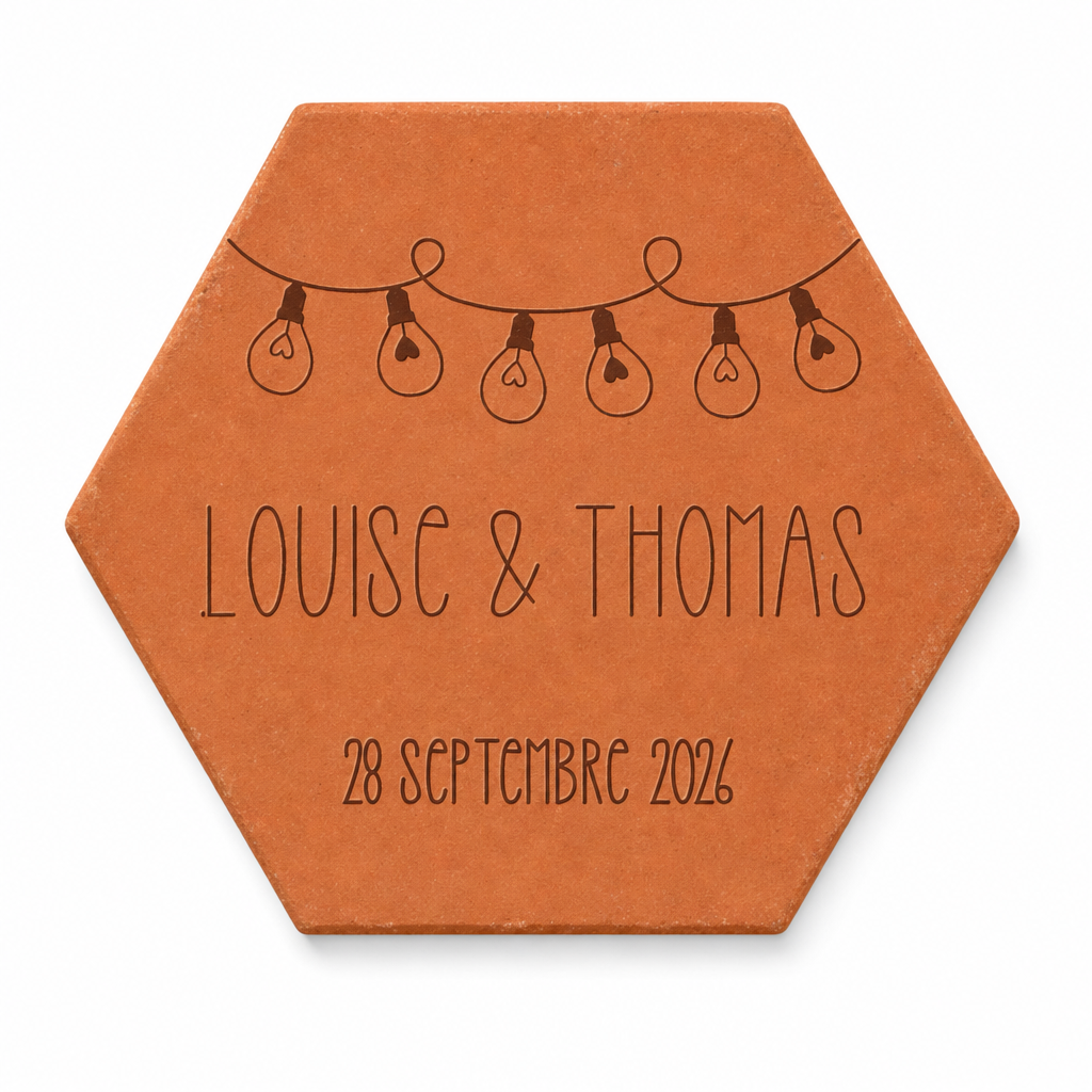 Cadeau mariage personnalisé : tomette hexagonale personnalisée, terre cuite de Salernes gravée au laser, ambiance moderne.