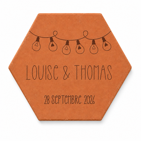 Cadeau mariage personnalisé : tomette hexagonale personnalisée, terre cuite de Salernes gravée au laser, ambiance moderne.